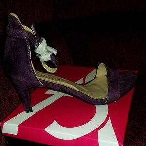 Faux suede ankle strap heel sz 10w